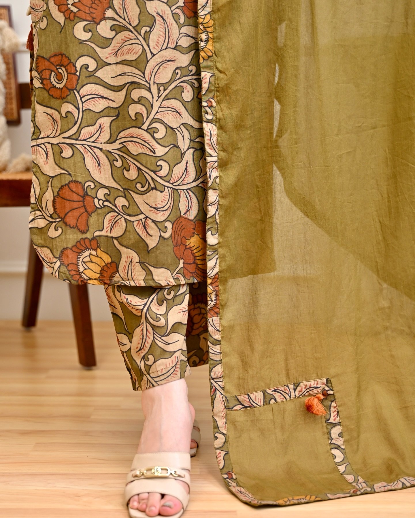 Women's Olive Green Floral Printed Kurta Set - Image 3