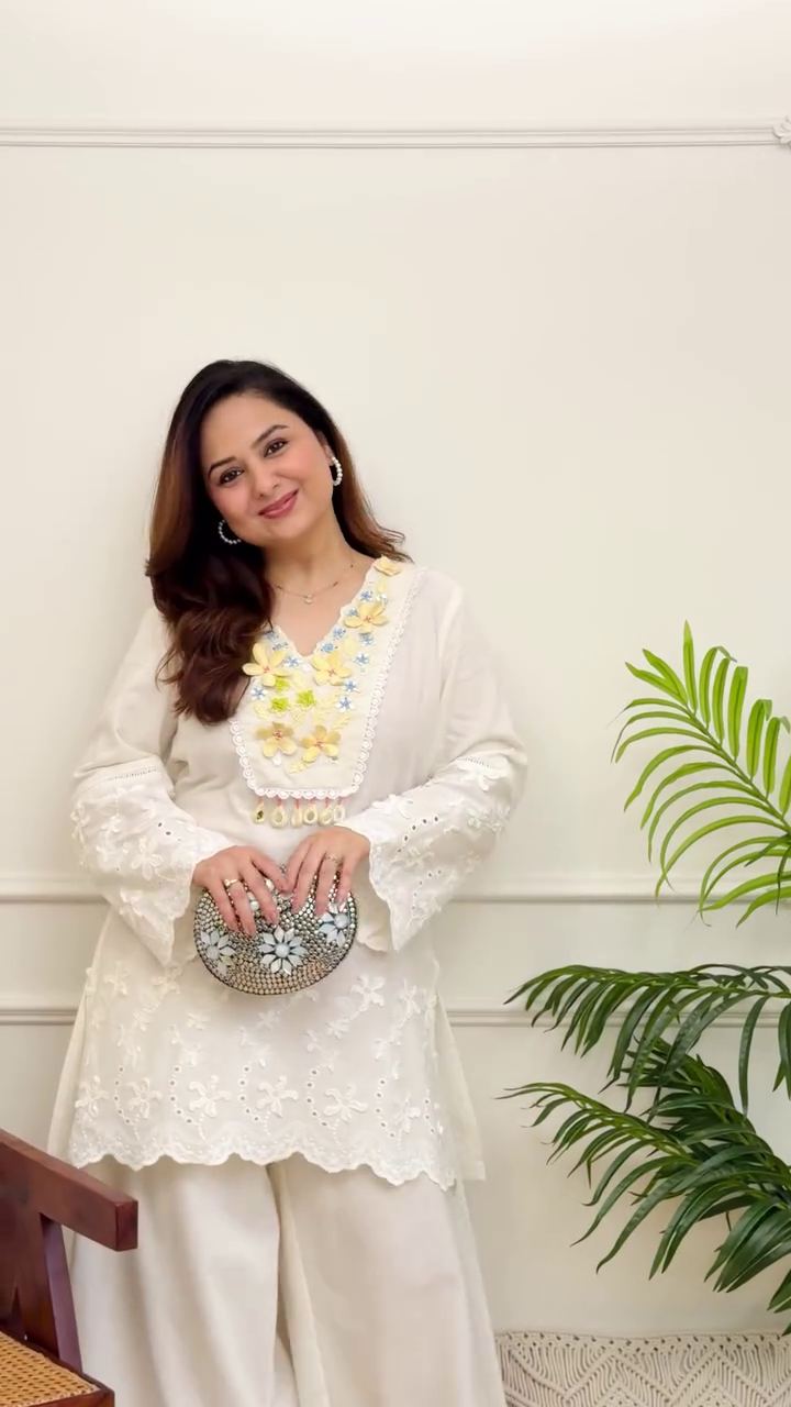 Women's Light Green Floral Embroidered Kurta Set - Image 6